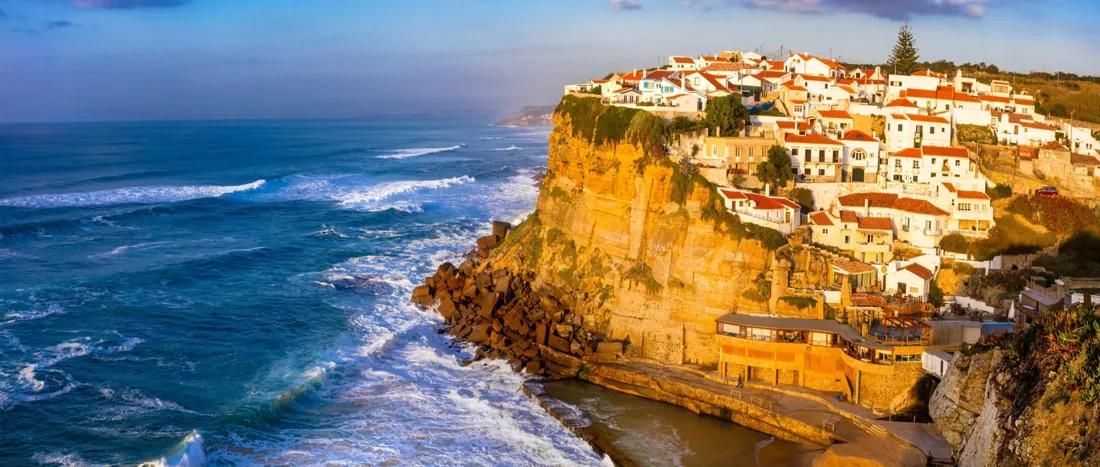 Azenhas do Mar sobre o Oceano Atlântico