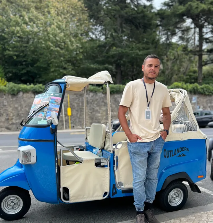 Raphael Mattos junto a um tuk-tuk da Outlanders