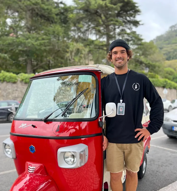 Rodolfo Pirani junto ao seu tuk-tuk vermelho