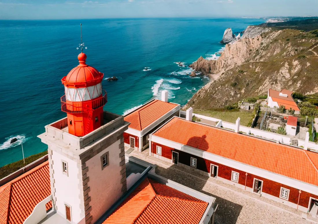 O farol do Cabo da Roca sobre o Atlântico